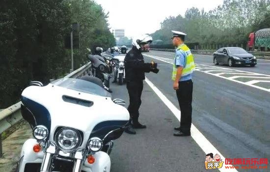 摩托车高速之旅，最新规定与家的温馨故事
